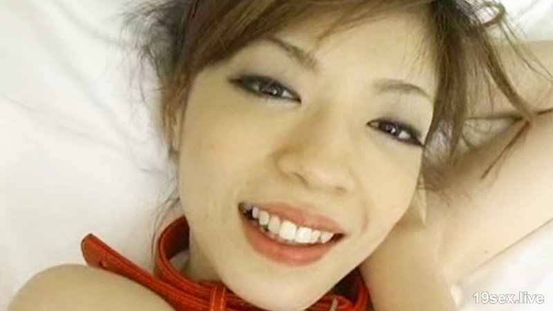 눈가리개가 되어 목연을 하메된 흰 걸이 「꽂혀…