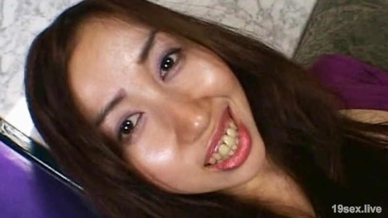 밤의 도시에서 먹을 수 있는 꼬치에 온 아마추어 걸! 수음에 입으로, 승마에 뒤로 음란한 몸을 붙잡고 이키 걷는다