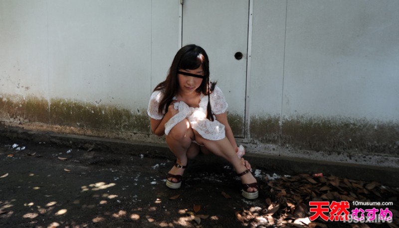 아가씨가 자란 아마추어를 노출하고 가르쳤다.