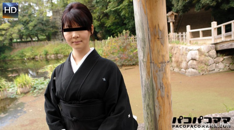 흰색과 아름다움 큰 가슴 옷을 입은 아내