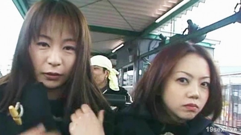 두 명의 미녀와 야외에서 두근 두근하면서 야리 넘치는 음란한 모습을 드러내는 푸른 하늘 4P 난교