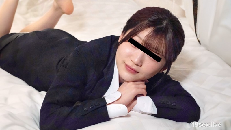 작고 사랑스러운 면접을 찾고있는 여성 대학생