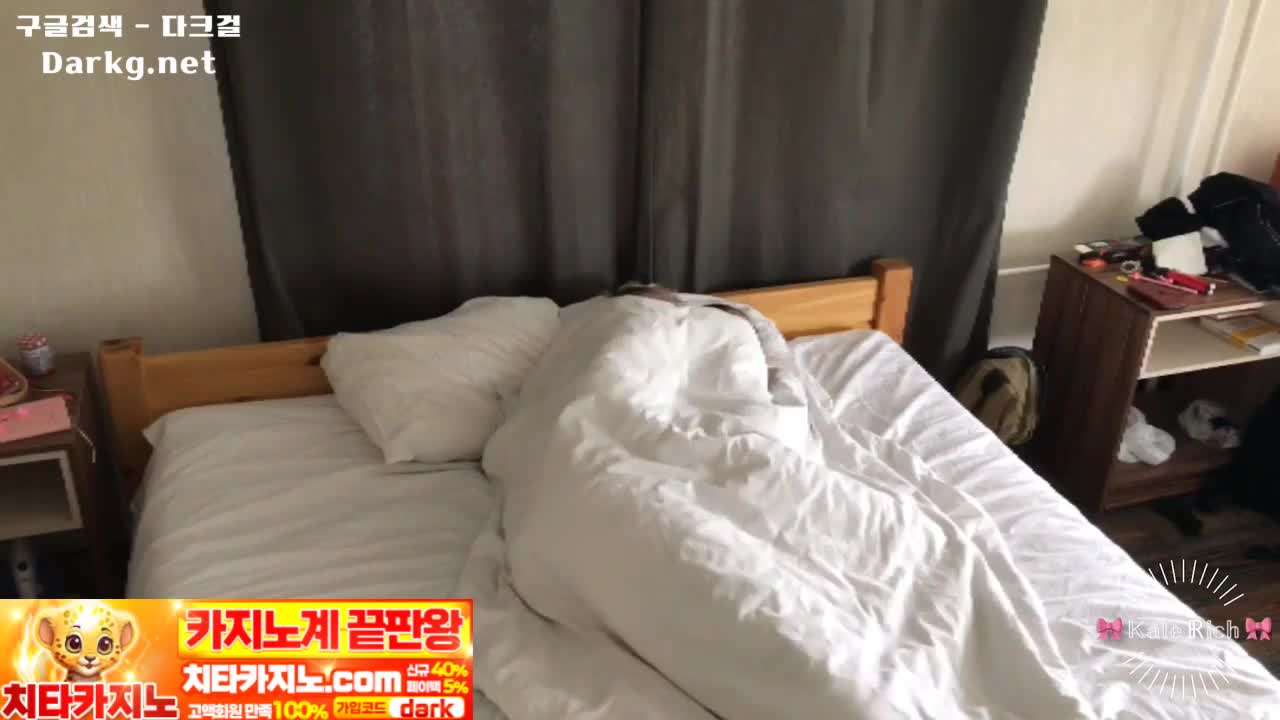 남친이 밖에서 보고있는데도 오나니방 서양야동