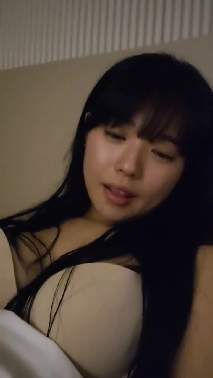 눕방하면서 젖가슴 쥐어짜는 예리미 오나니방 한국야동