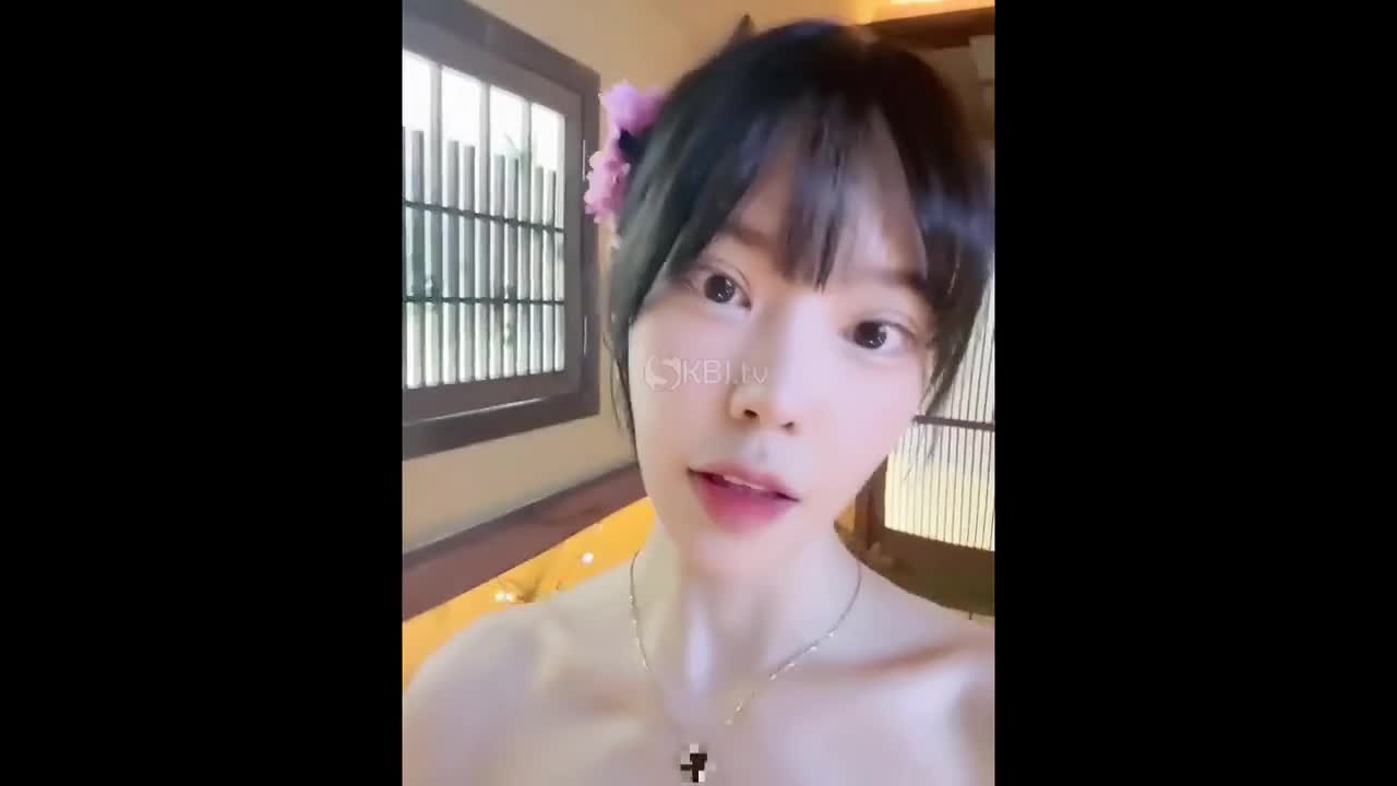 머리에 꽃달고 방송하는 존예녀