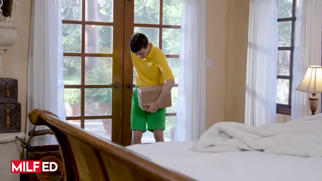 연약한 택배 배달원을 따먹는 거유 흑인 유부녀