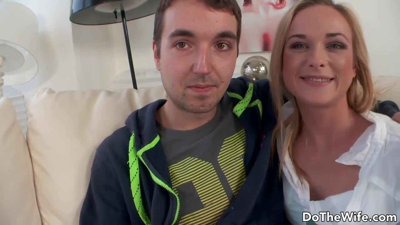 온순한 남편이 지켜보는데 떡치는 아내