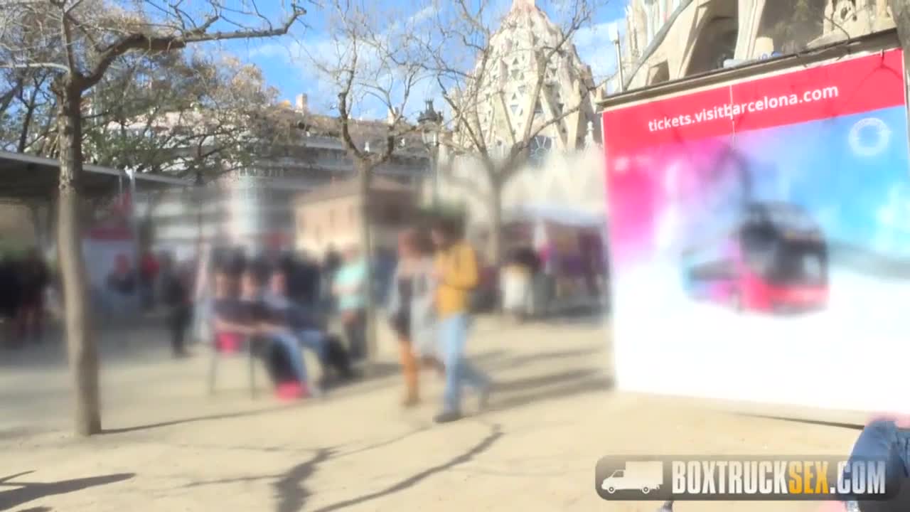 거리에서 늘씬한 미녀를 섭외 - 박스트럭