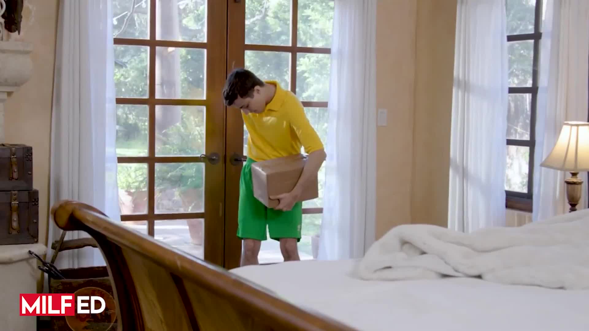 연약한 택배 배달원을 따먹는 흑인 유부녀