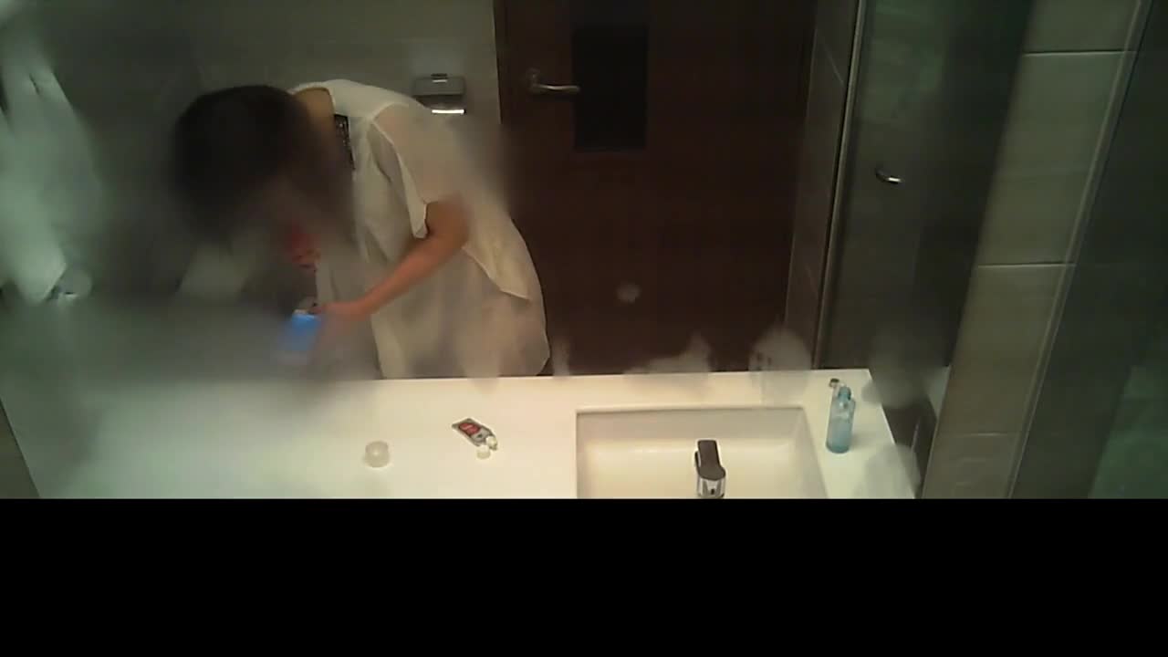 욕실에서 볼일보는 몸짱녀