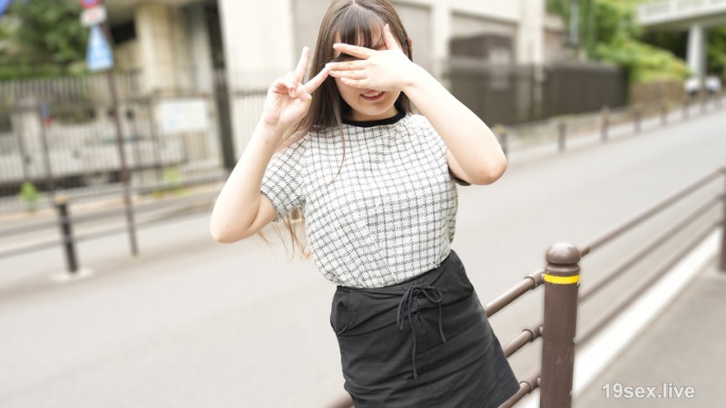 혀를 내밀고 아헤가오 얼굴을 한 조각으로 드러내는 전투 단련된 소녀.