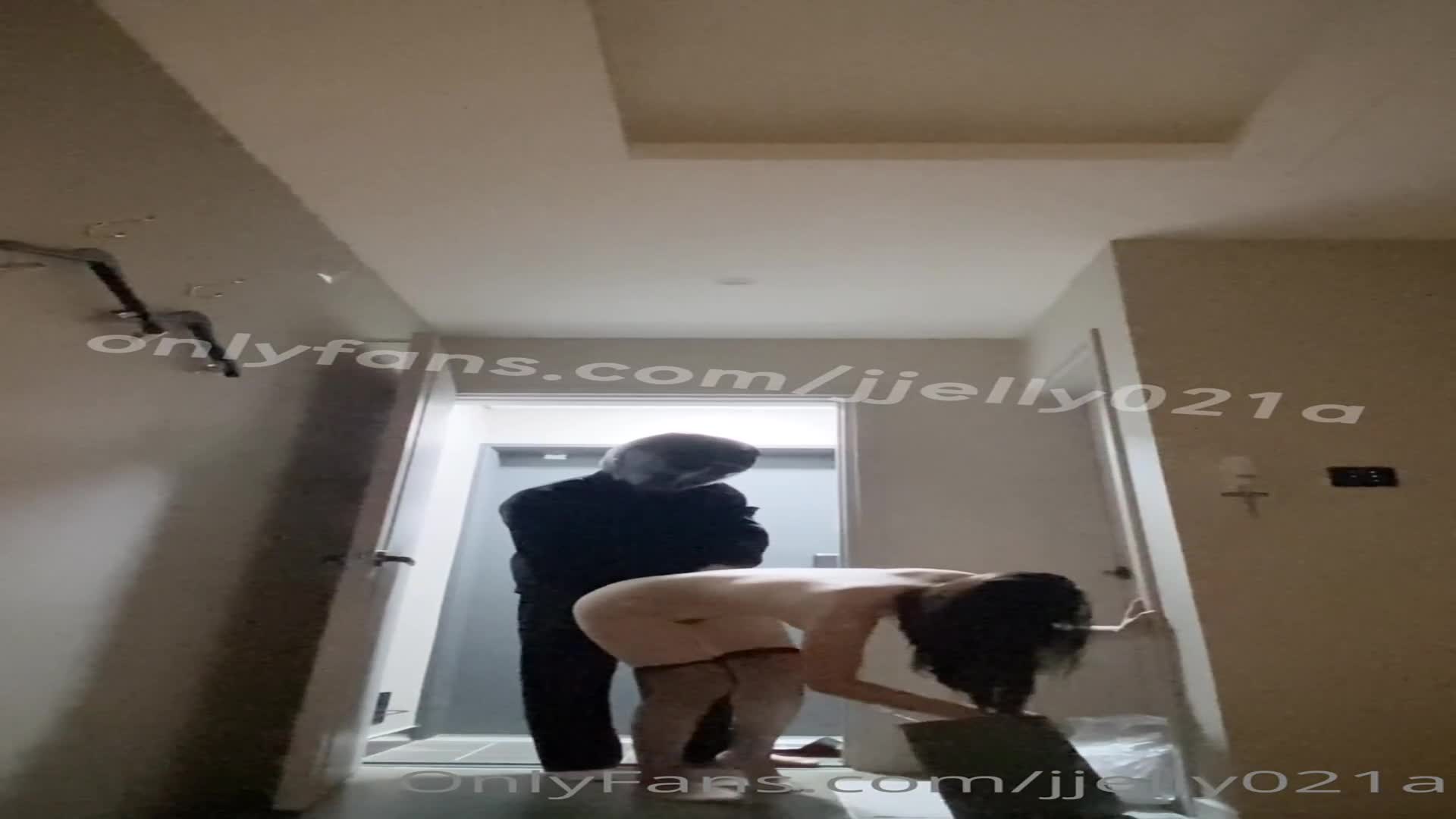 음식 배달부의 성기를 노린 고의적인 노출