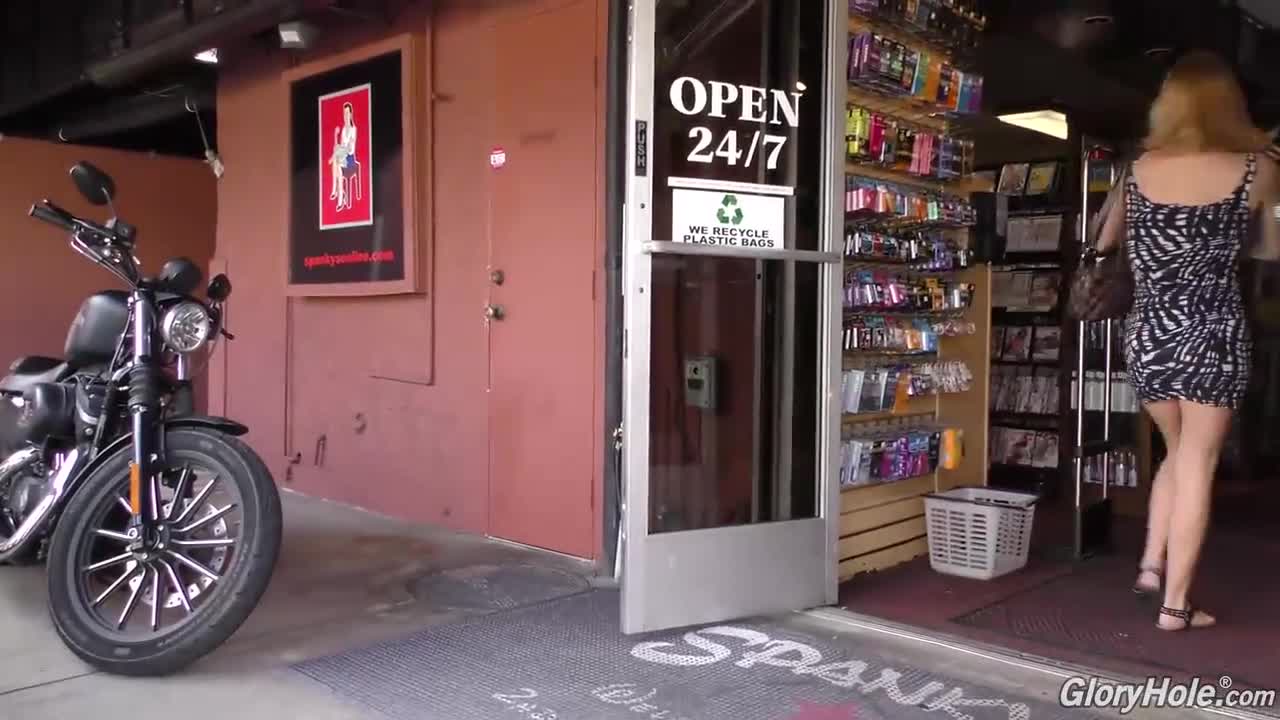 성인 용품샵 쇼핑하는 금발녀