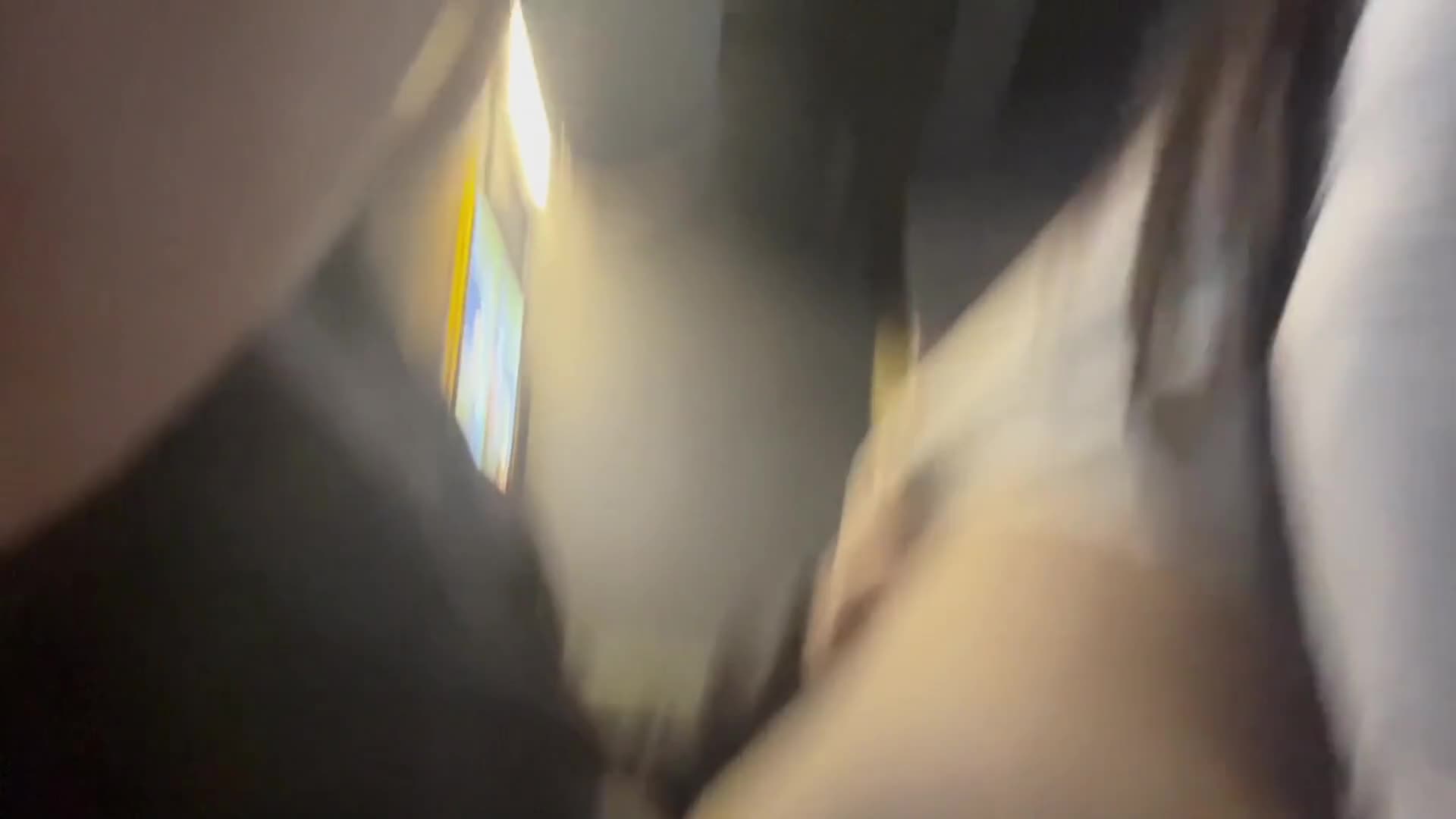 서로의 성기를 움켜잡고 노래한곡