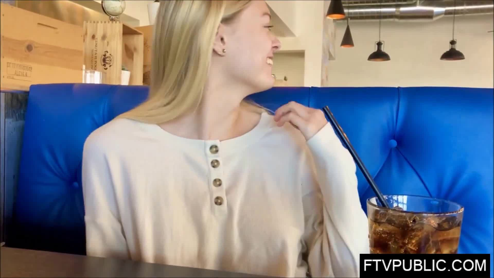 사람 많은 마트에서 조개 노출하는 미녀