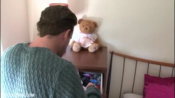 말안듣는 의붓딸 좆 몽둥이로 교육