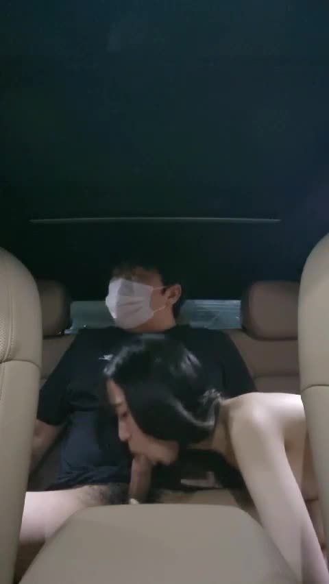 차안에서 최선을 다하는 사랑스러운 여친