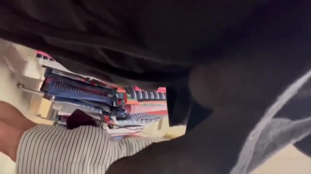 마트에서 자지 꺼내서 여자들 반응 살피는 흑형