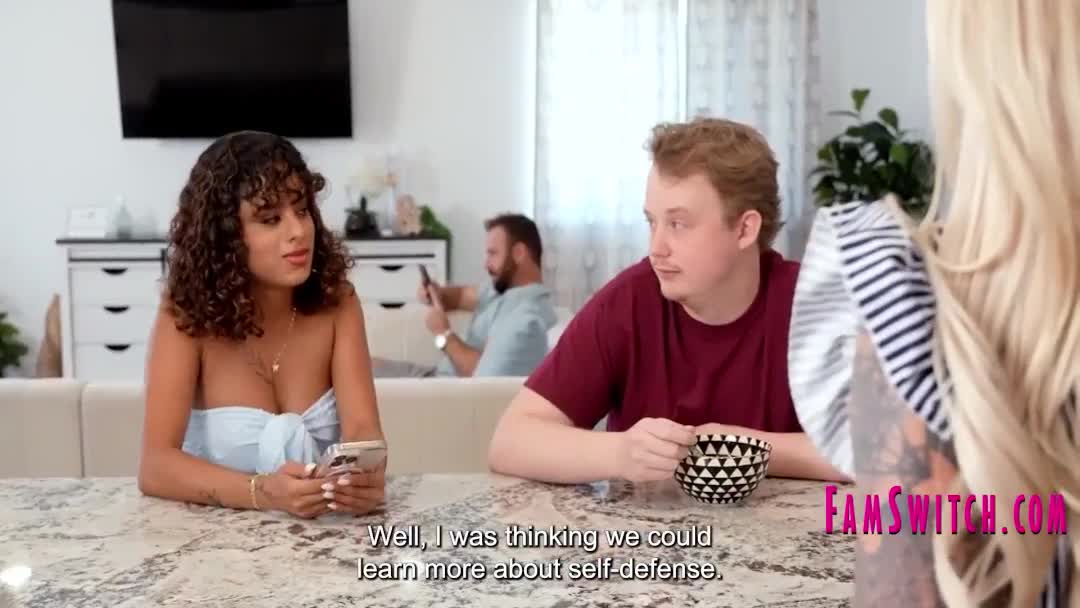 막장가족 호신술 연습중 오빠의 성기가 내 안에 들어왔다