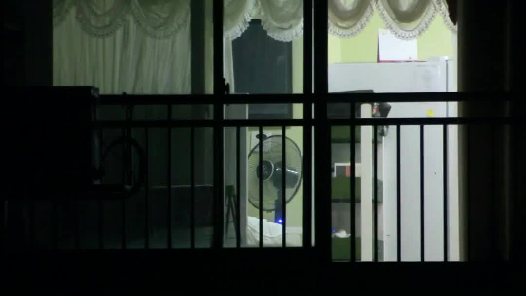 알몸으로 생활하는 앞집부부