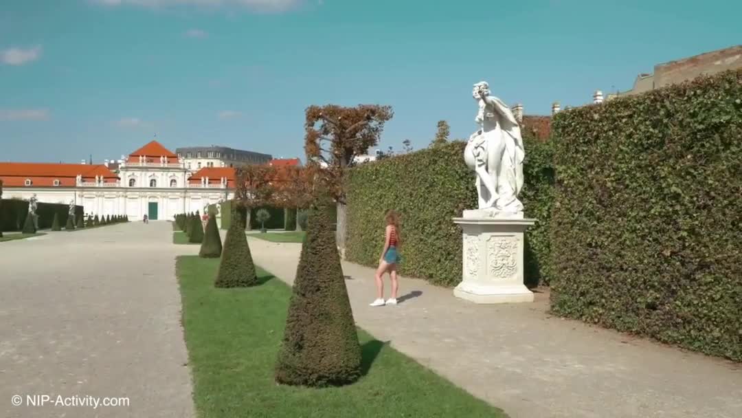 거리를 알몸으로 활보하는 3명의 누디스트