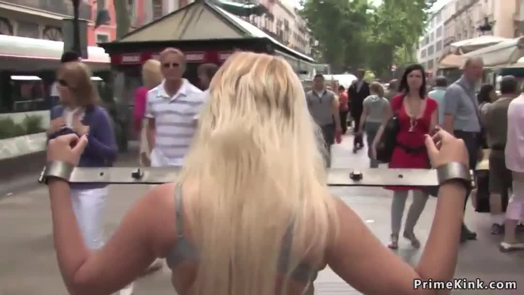 공공장소 사람들의 호기심 노예녀 야외섹스