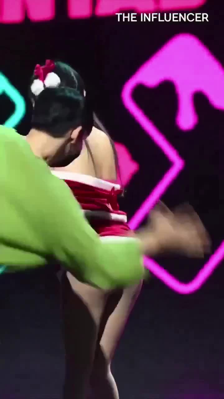 팬서비스 엉덩이를 세개 때려주세요