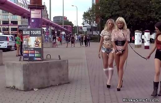 금발 노예녀들의 공개 집단 성행위