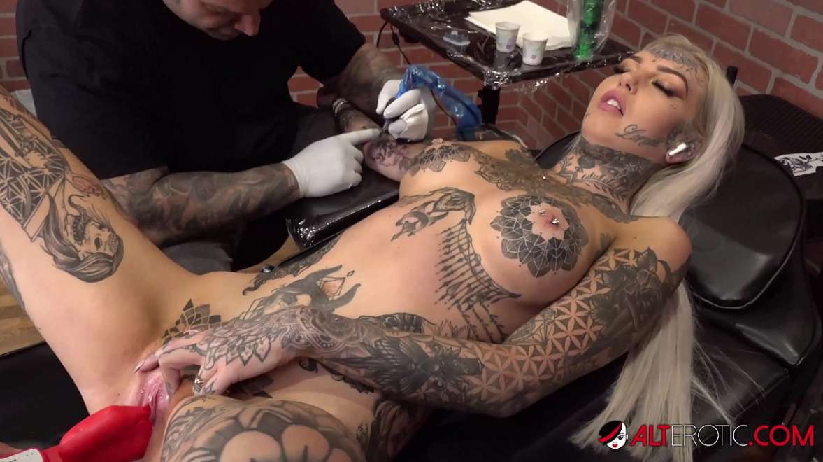 문신 시술을 받는동안 딜도 서비스