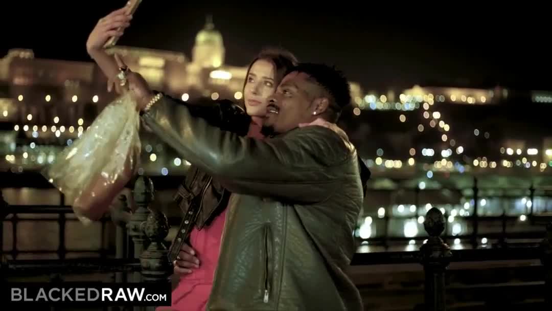 흑인 남성을 만나는 섹시한 모델