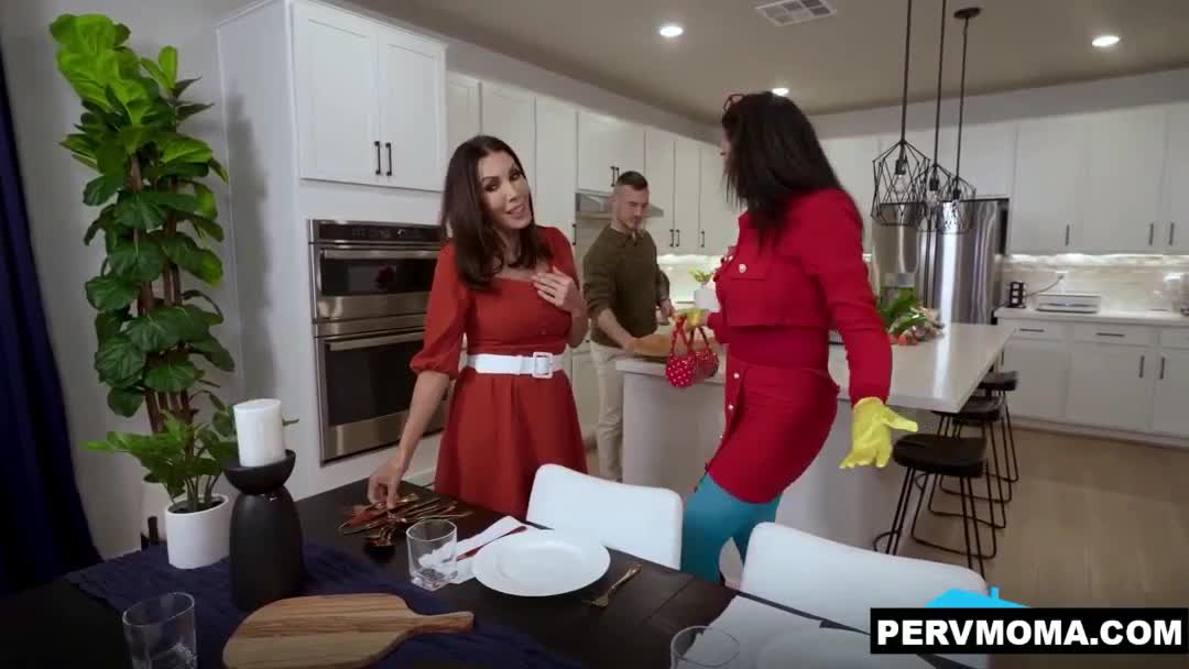 저녁식사 자리에서 자지를 빠는 새엄마