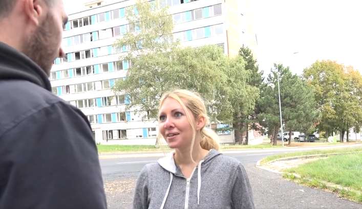 길에서 마주친 남자에게 따라오라는 체코 미녀