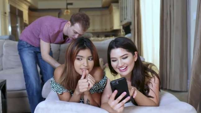 성욕에 불타는 의붓오빠 여동생의 절친과 섹스