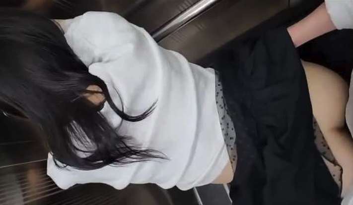 엘베에서 떡치면서 엉덩이 때려달라는 변녀커플