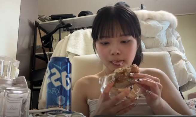 핑크빛 소중이까지 보여주는 먹방녀