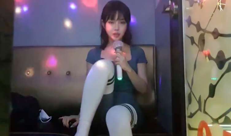 눈치보면서 노래부르는 존예녀