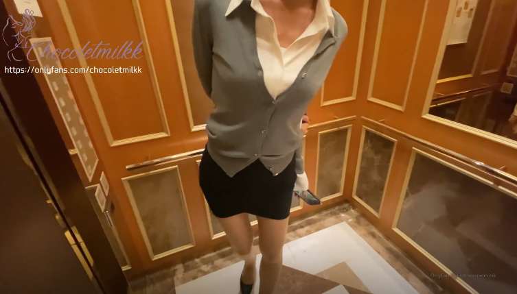 진동기 꼽고 돌아댕기면서 몸 비비꼬는 여친