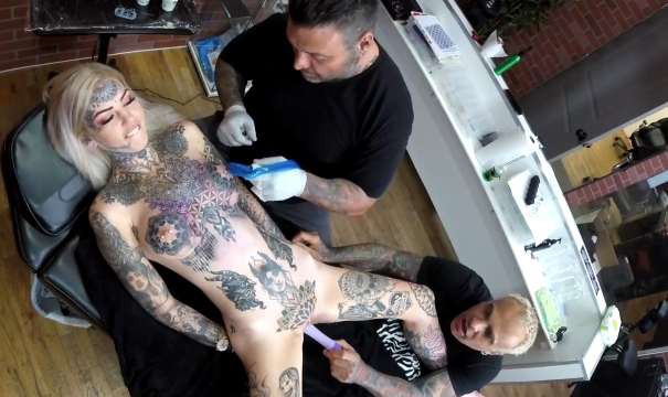 문신을 받는 동안 딜도질 해주는 남친